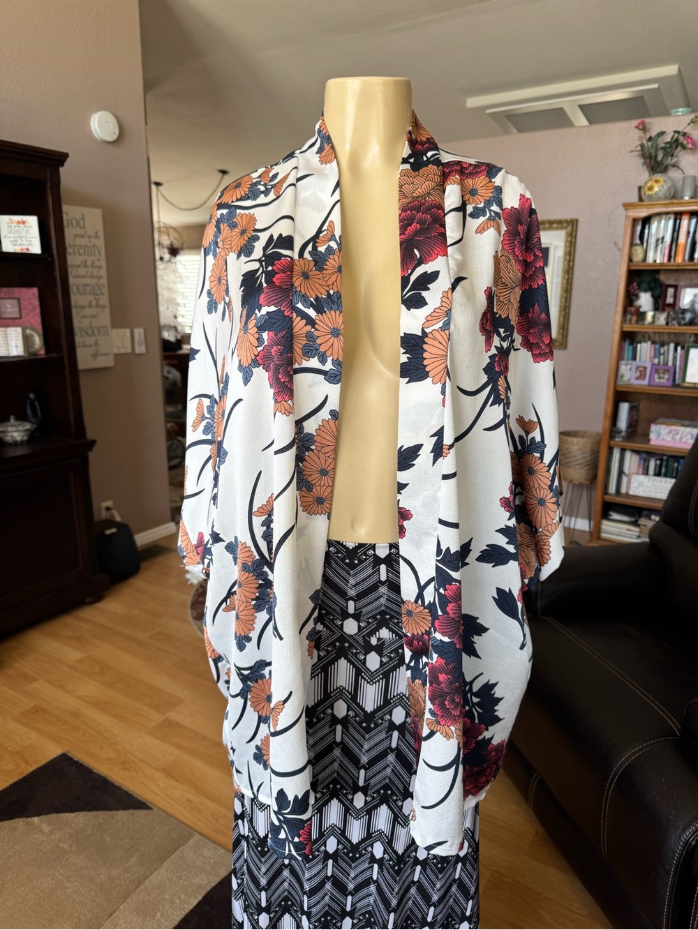 Eye Candy lightweight white floral short sleeve open kimono cardigan-size L
